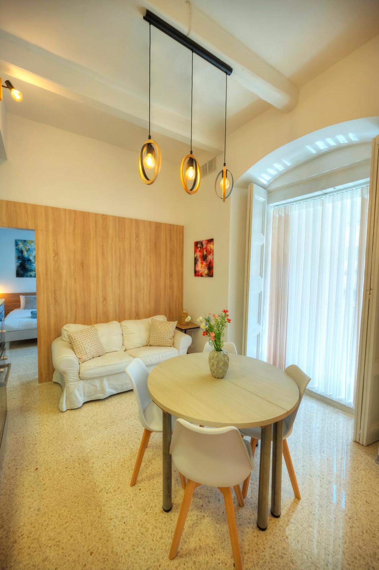 Tasteful 2bedrooms With Maltese Balcony Mcop1-2 Valletta